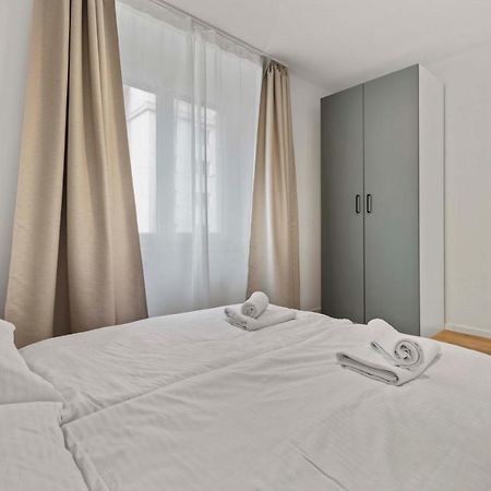 2 Bedroom Apt Steps To Nivy Station Братислава Екстериор снимка