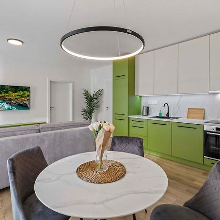 2 Bedroom Apt Steps To Nivy Station Братислава Екстериор снимка