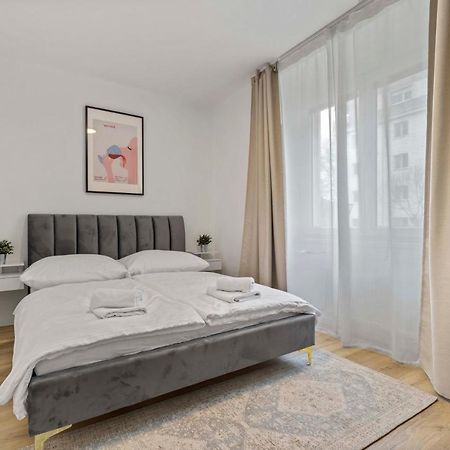2 Bedroom Apt Steps To Nivy Station Братислава Екстериор снимка