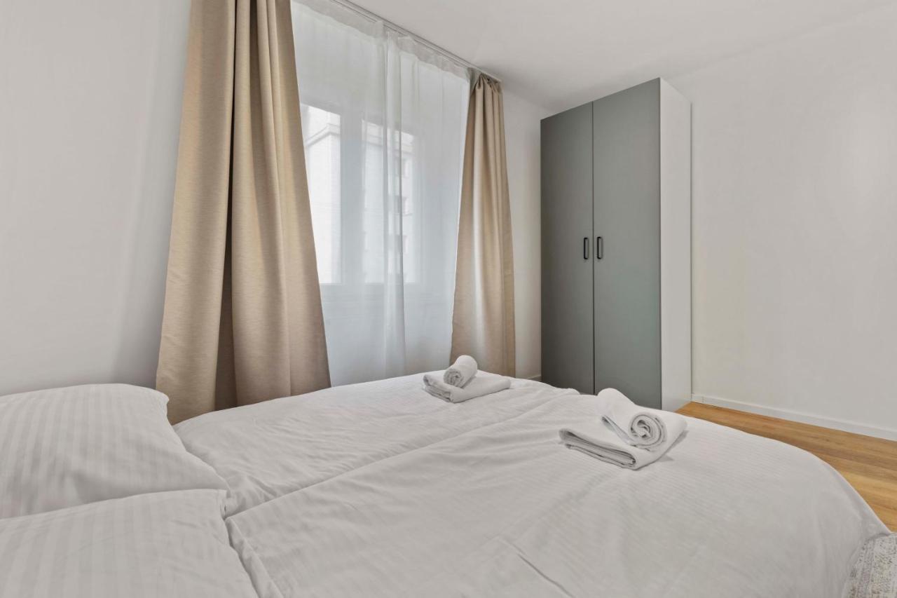 2 Bedroom Apt Steps To Nivy Station Братислава Екстериор снимка