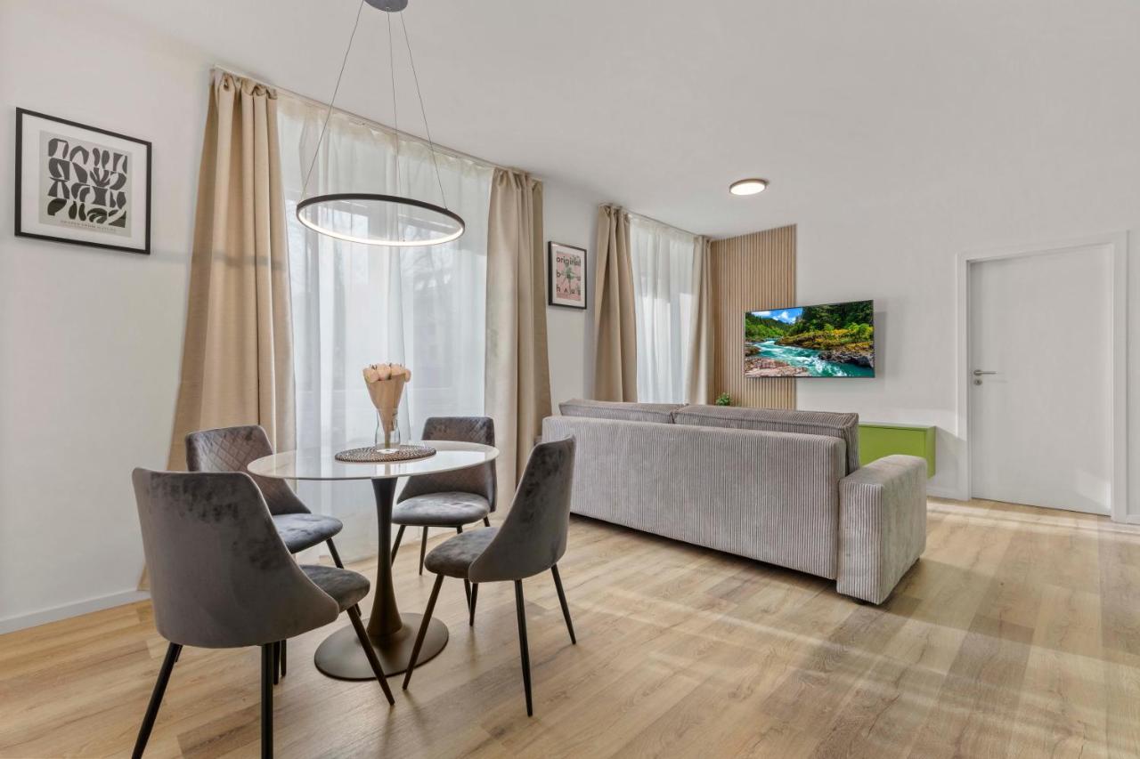 2 Bedroom Apt Steps To Nivy Station Братислава Екстериор снимка