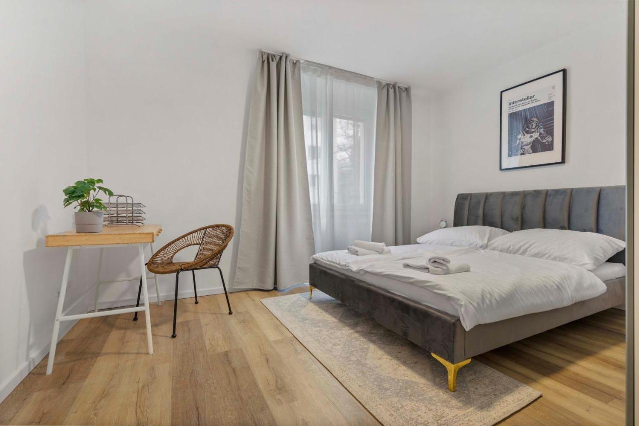 2 Bedroom Apt Steps To Nivy Station Братислава Екстериор снимка