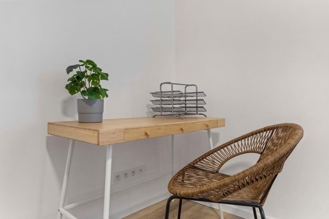 2 Bedroom Apt Steps To Nivy Station Братислава Екстериор снимка